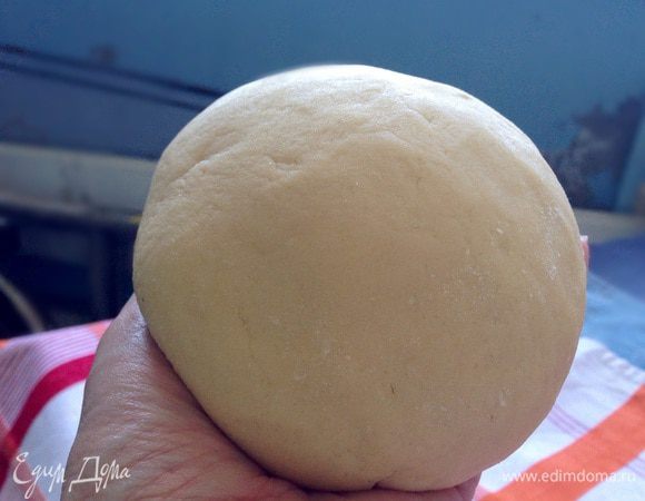 Муку просеять с разрыхлителем и, постепенно добавляя к масляно-яичной смеси, замесить мягкое тесто. По необходимости добавить грамм 25 муки, не больше!