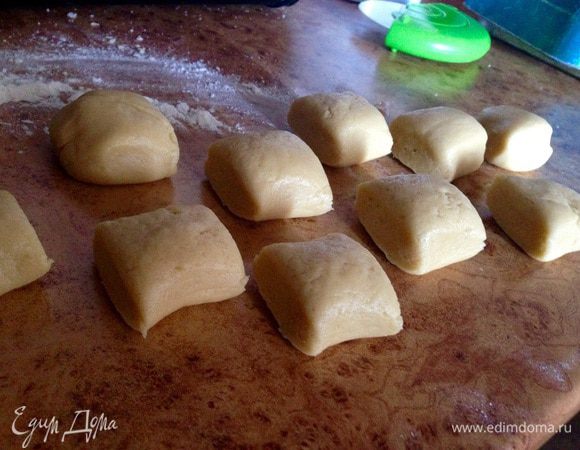 Разделить тесто на 12-15 частей (разного размера), но можно и больше.