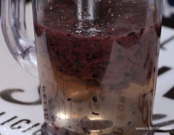 С помощью блендера пюрировать голубику, добавить мяту, кокосовую воду и мёд. 