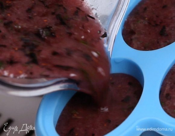 Перемешать и разлить по формочкам. Заморозить в течение 4 часов.