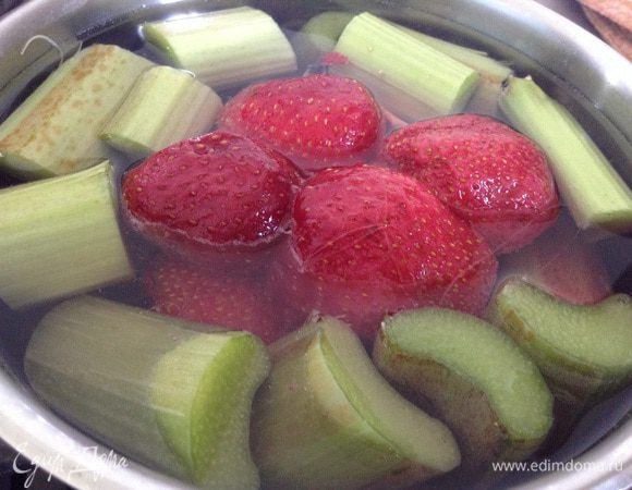 Налить один литр воды, добавить клубнику, нарезанный ревень и сахар. Довести до кипения.