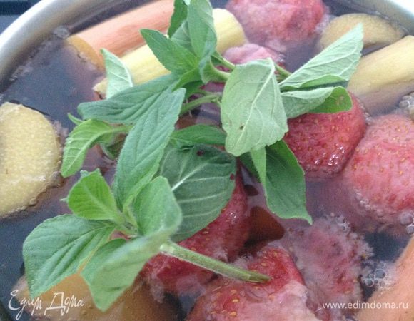 Когда закипит, добавить мяту и через минуту выключить.