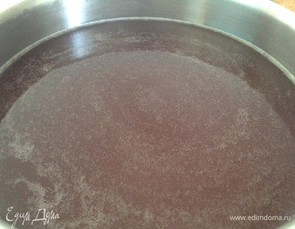 Влить тонкой струйкой крахмал, дать закипеть и выключить.