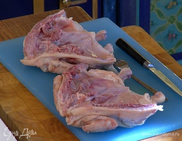 Тушки цыплят разрезать вдоль хребта, распластать, посолить, поперчить и смазать оливковым маслом со всех сторон.