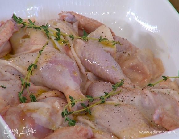 На дно жаропрочной керамической формы выложить половину веточек тимьяна, на них поместить цыплят, сверху разложить оставшийся тимьян, затем влить в форму куриный бульон, стараясь не поливать на цыплят.