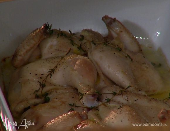 Запекать цыплят в разогретой духовке 25–30 минут, периодически поливая выделившимся соком.