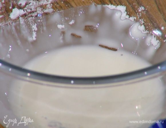 Крахмал развести небольшим количеством холодной воды и перемешать, чтобы не было комочков.