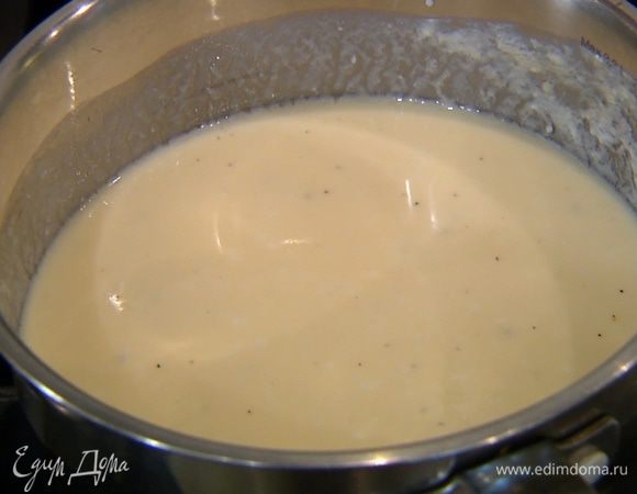 Приготовить соус: в небольшой кастрюле соединить простоквашу, чеснок, крахмал, яйцо, влить куриный бульон, посолить, поперчить и прогревать на небольшом на огне минут 10, постоянно помешивая.