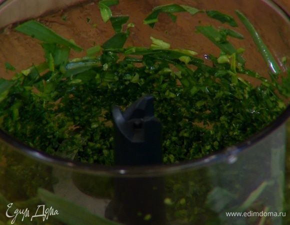 Листья тархуна отделить от грубых стеблей, часть из них отложить, остальные поместить в блендер, влить оливковое масло и измельчить в пюре.