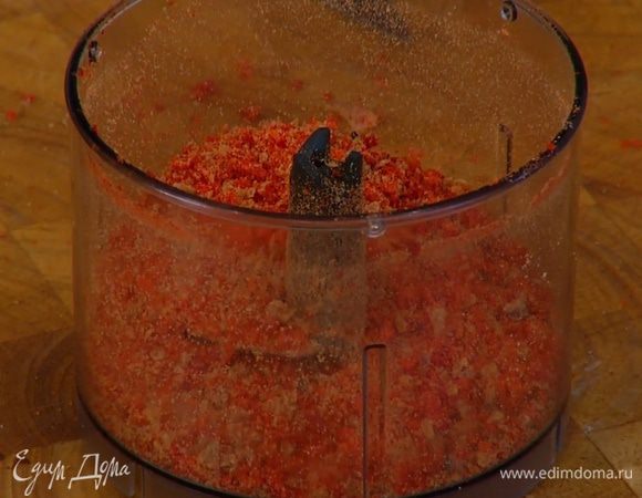 Икру поломать на небольшие кусочки, затем измельчить в блендере в очень мелкую крошку.