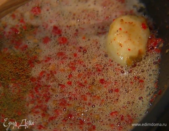 Посыпать чеснок молотым пеперончино, добавить в сковороду 1 ст. ложку измельченной икры, все перемешать и снять сковороду с огня.