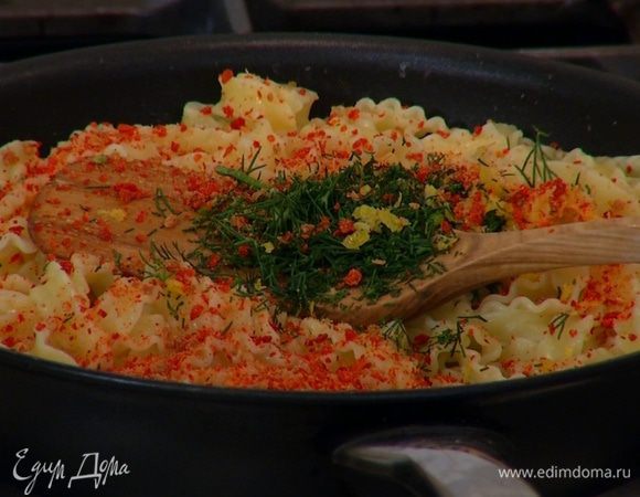 Горячие макароны выложить в сковороду с чесноком и икрой, вернуть на огонь, влить немного воды, в которой варились макароны, добавить оставшуюся икру, цедру и укроп (немного оставить), все перемешать и слегка прогреть.