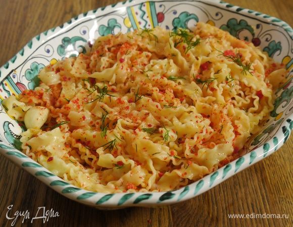 Переложить макароны в глубокое блюдо, сбрызнуть оливковым маслом Extra Virgin и посыпать оставшимся укропом.