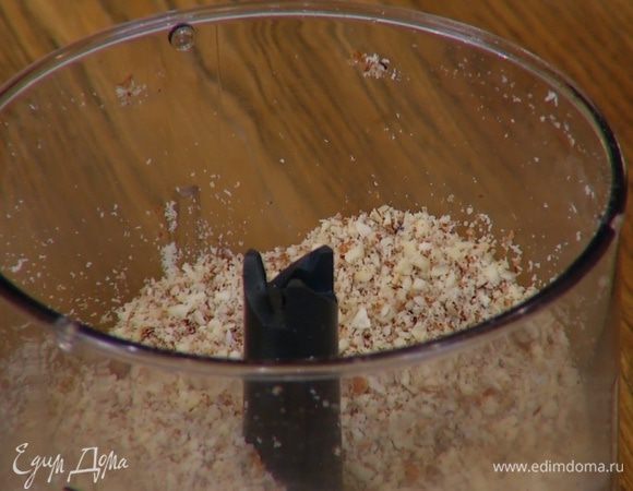 Миндаль измельчить в очень мелкую крошку.