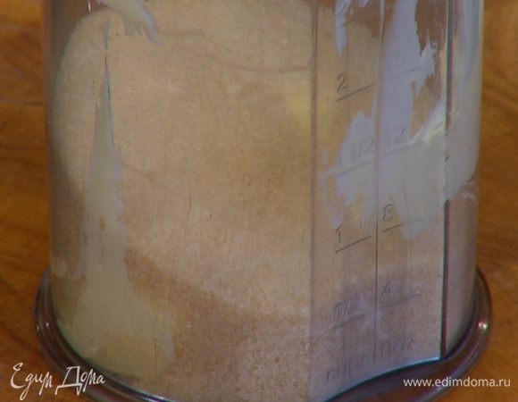 Сахар соединить со 125 г предварительно размягченного сливочного масла и взбить блендером с насадкой-венчиком.