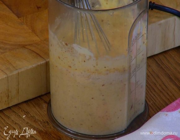 Продолжая взбивать, добавить одно яйцо, 1–2 ч. ложки миндальной крошки, затем ввести второе яйцо, еще пару чайных ложек миндаля и взбить еще немного.