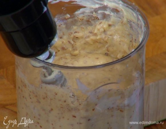 Добавить сметану и перемешать венчиком, затем добавить оставшийся миндаль и на невысокой скорости взбить блендером в однородную массу.
