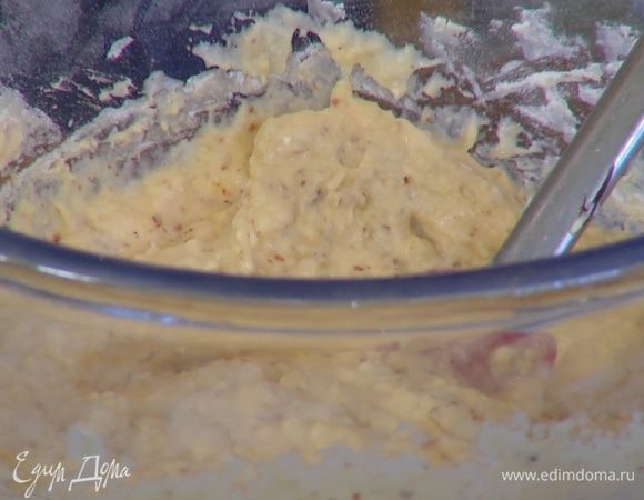 Всыпать муку, разрыхлитель, соль и вымешать тесто.