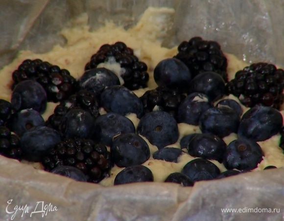 Равномерно выложить в форму треть теста, сверху поместить голубику и половину ежевики.