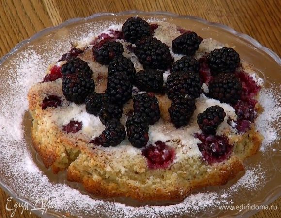 Готовый пирог остудить, затем перевернуть на блюдо, посыпать сахарной пудрой и украсить оставшейся ежевикой.