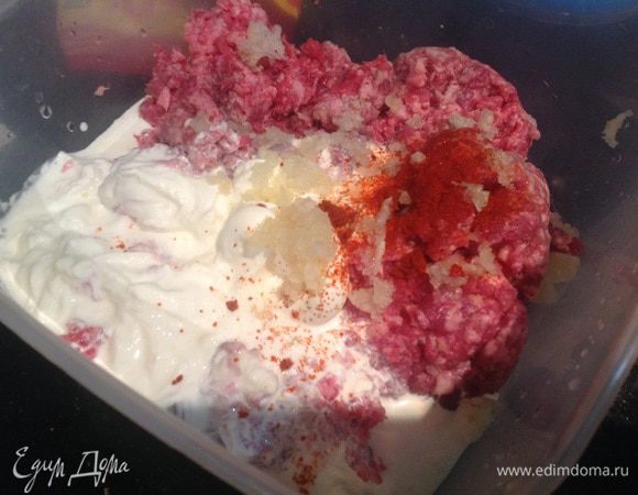 Фарш смешайте со сливками, яйцом, чесноком, приправьте паприкой и перцем, посолите.