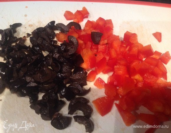 У болгарского перца удалите семена. Мелко нарежьте перец и маслины. Добавьте в фарш и хорошо перемешайте.