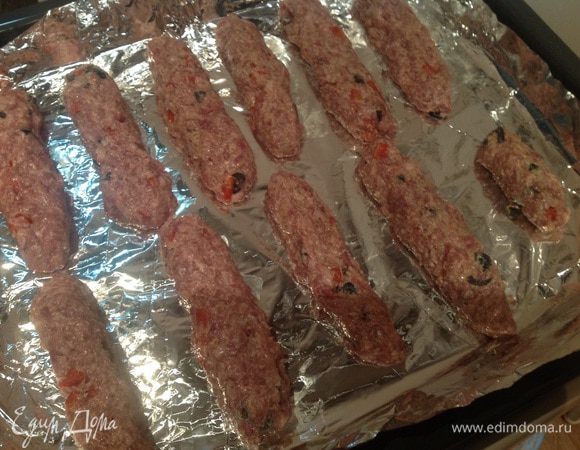 Сформируйте длинные котлеты, выложите на смазанный маслом противень и запекайте в духовке при 180 градусах 20-25 минут пока не подрумянятся.