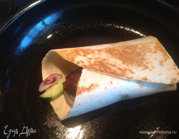 И обжарьте на раскаленной сковороде с двух сторон по 2 минуты с каждой.
