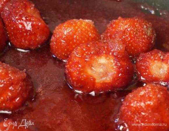 Широкую сковороду поставьте на огонь и нагрейте.