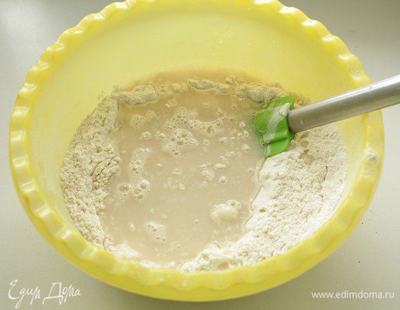 В миске смешиваем пшеничную, овсяную муку и сухие дрожжи. Добавляем соль, сахар,растворенные в воде, масло. Замешиваем тесто в течение 5-7 минут.
