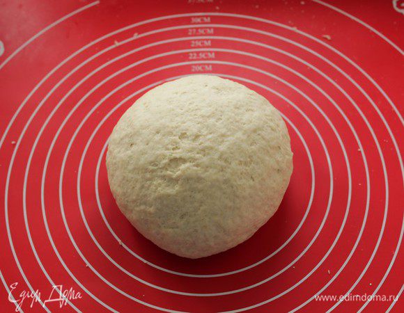 Накрываем тесто полотенцем, чтобы поверхность теста не подсыхала, и оставляем на 1 час в теплом месте.

