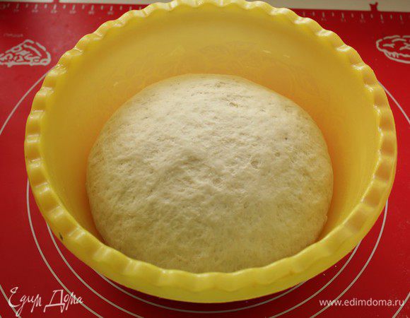 За это время тесто должно увеличиться в объеме примерно в 2 раза.
