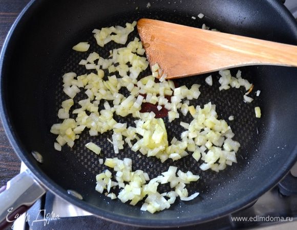 Лук нарежьте помельче и обжарьте слегка в оливковом масле до мягкости. 