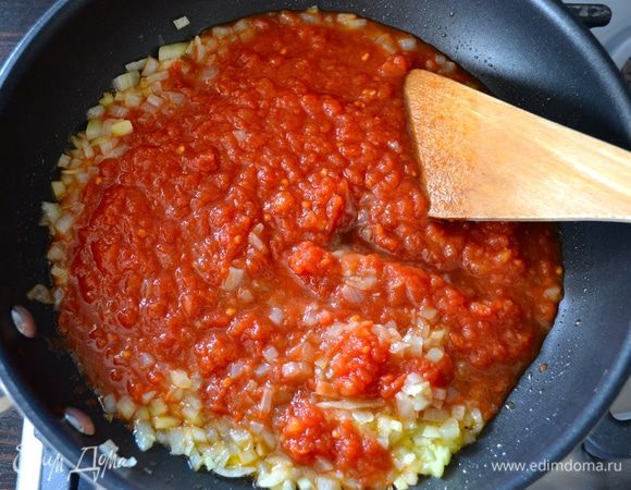 Добавьте мякоть помидоров, слегка посолите и готовьте на слабом огне 15 минут, время от времени помешивая.