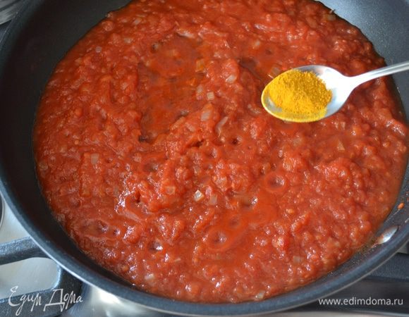 Минуты за 3 до окончания приготовления соуса добавьте шафран и как следует перемешайте до полного его растворения.