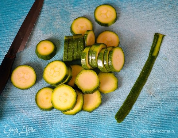 А пока готовится томатный соус, вымойте и нарежьте небольшие (молодые) кабачки цукини кружочками. Предварительно срежьте с них пару полосочек из кожицы (для украшения блюда).