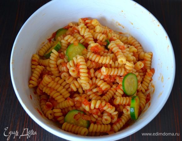 И перемешайте с готовым соусом! Подавать можно уже и в таком виде - просто, но вкусно! 