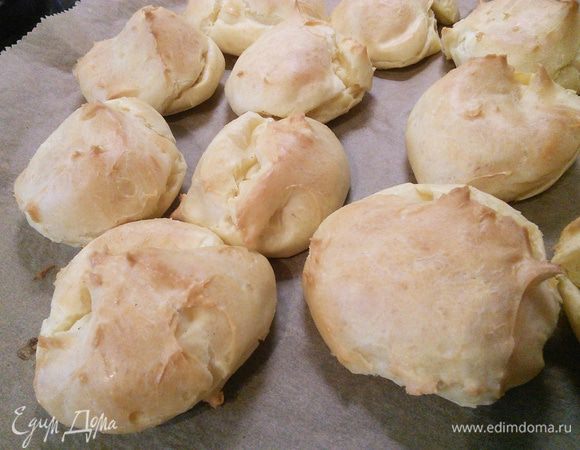 Для заварного теста вскипятить воду с маслом, всыпать просеянную муку, снять с огня и интенсивно её вмешать. Возвратить кастрюлю на малый огонь и вымешать тесто в течении пары минут. Когда оно собьётся в шар, снять с огня. Теперь нужно по одному ввести яйца, каждое яйцо тщательно вмешивая в тесто. Заварное тесто становится мягким и блестящим. На противень с бумагой выложить с помощью десертной ложки тесто горкой на расстоянии в несколько см друг от друга. Выпекать пирожные в заранее разогретой до    200 °духовке приблизительно 30-35 мин. Духовку не открывать!  Готовые заготовки разрезать по горизонтали (лучше это сделать острыми ножницами) и полностью остудить. 
