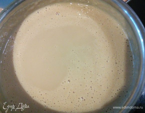 Теперь крем: половину  пакетика пудинга (в оригинале шоколадного, у меня ванильный) развести с сахаром в небольшом количестве холодного молока. Остальное молоко и свежесваренный крепкий кофе довести до кипения, влить тонкой струйкой разведённый пудинг и при постоянном помешивании довести до загустения. Ввести порошковой желатин и тщательно размешать. Снять с огня, охладить полностью, несколько раз за это время тщательно перемешать. 