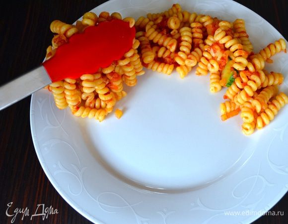 Но, чтобы приготовить макаронного "Льва" потребуется головка сыра Скаморца (или моцарелла, за неимением Скаморца). Из сыра вырежьте ушки и нос львёнка. Маслины без косточек нарежьте кружочками. Выложите пасту на тарелку по кругу. Приложите ушки, внутрь поместите нос, дополните мордочку отложенными полосочками цукини, добавьте глазки. 