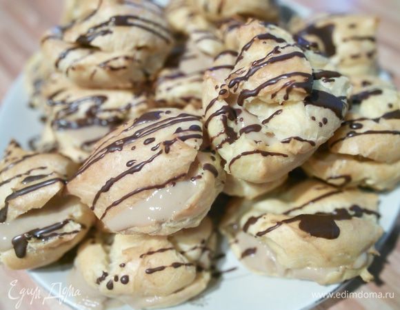 Пирожные (я делала двойную порцию) начинить кремом и полить шоколадной глазурью. На этот раз я использовала готовую. Опять же полив тонкой струйкой, вместо того, чтобы "окунуть" пирожное полностью - это сокращение калорий.