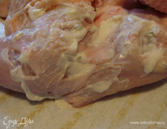 Курицу или пару цыплят помыть, обсушить, разрезать грудную кость и сделать на коже побольше надрезов.
Маскарпоне смешать с измельченным розмарином, щепоткой соли и перца.
Смазать курицу сыром, начинить надрезы, внутреннюю сторону посолить и поперчить.