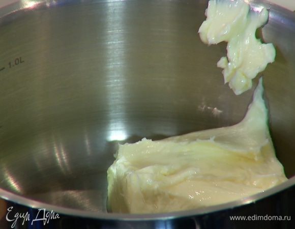 В небольшой кастрюле растопить 100 г сливочного масла.