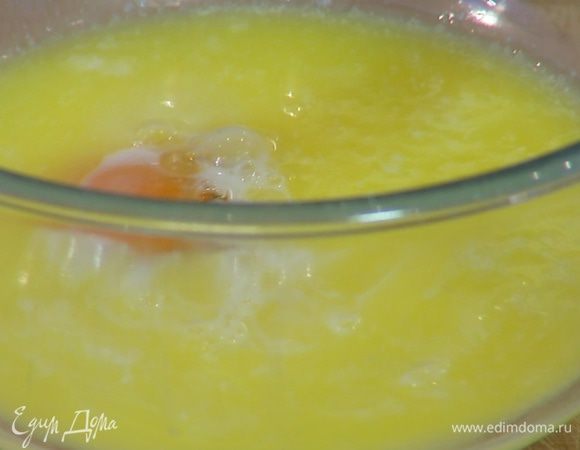 В отдельной посуде соединить яйцо, молоко, растопленное сливочное масло и ванильный экстракт.