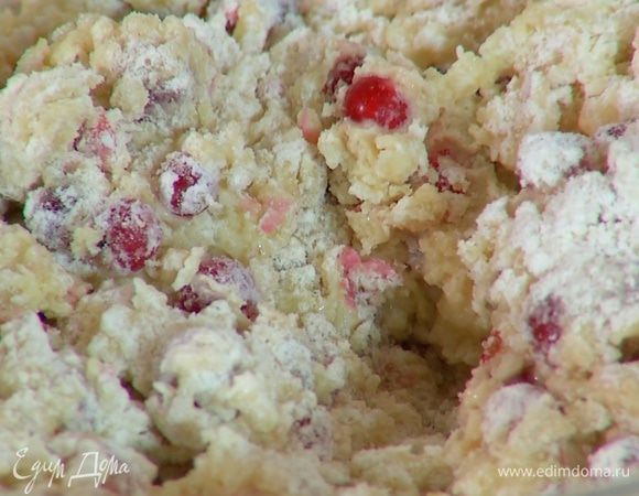 Влить яично-молочную смесь в муку с ягодами и вымешать тесто. 