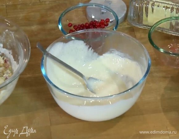 Приготовить начинку: сливочный сыр соединить с яйцом и 2 ст. ложками сахара и перемешивать до получения однородной консистенции.