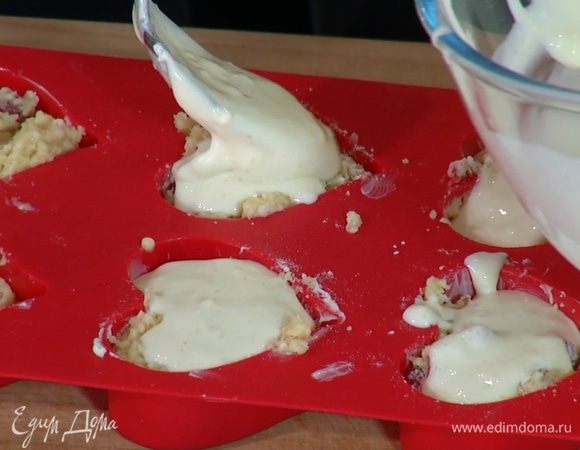 Формочки для маффинов смазать оставшимся сливочным маслом, на 3/4 объема заполнить их тестом, затем добавить по 1 ст. ложке сырной начинки.