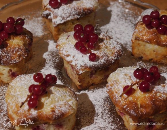 Готовые маффины посыпать сахарной пудрой и украсить веточками красной смородины.