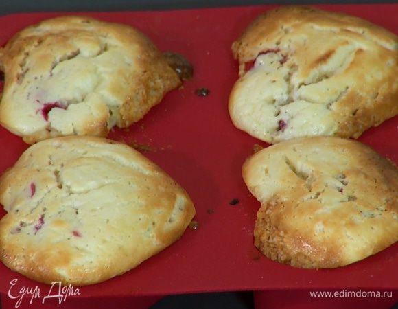 Выпекать маффины в разогретой духовке 15 минут. 