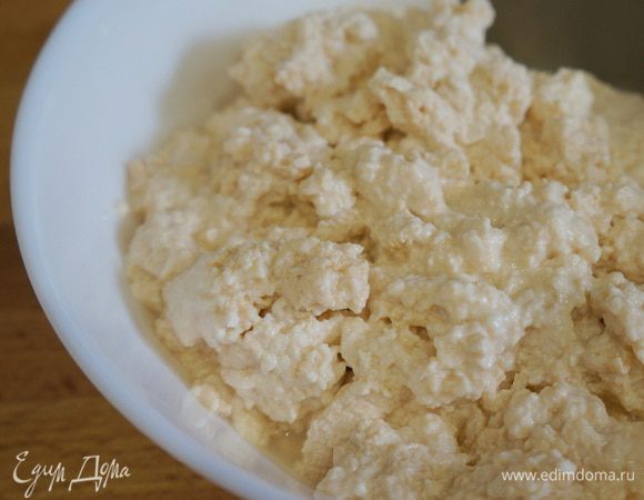 Готовим творожок. Всё очень просто. Обычно я беру 1 литр молока и 1 литр ряженки, но в этот раз было чуть меньше. Получилось примерно 300 грамм творожка. В  кастрюлю выливаем ряженку и молоко, конфорку ставим на самую маленькую мощность и ждем пока отделится сыворотка. НЕЛЬЗЯ доводить до кипения, иначе творожок будет жёстким. Как только сыворотка отделилась, выключаем газ и оставляем еще минут на 15 постоять. Затем берём свободную кастрюлю, ставим в нее дуршлаг или сито, выстилаем его тоненьким вафельным полотенцем или марлей в несколько слоёв и выливаем туда содержимое кастрюли. Когда стечет вся сыворотка - творожок готов. В принципе, на этом можно остановиться:) Я ем этот творог просто так, без ничего, очень вкусный!